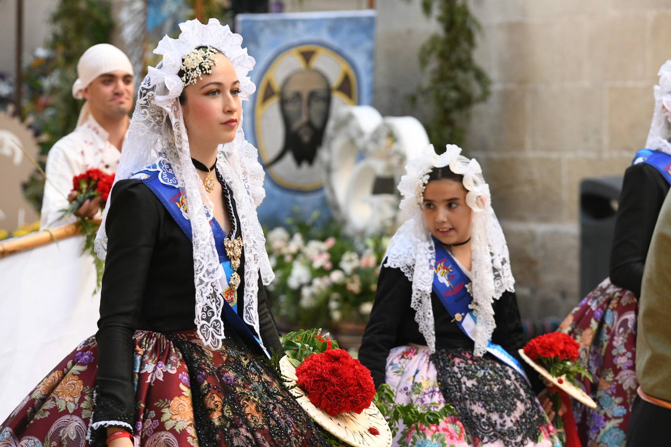 La Virgen del Remedio ya está cubierta de flores