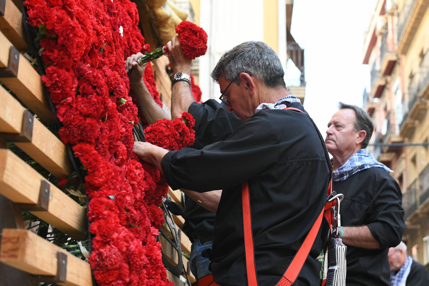 La Virgen del Remedio ya está cubierta de flores