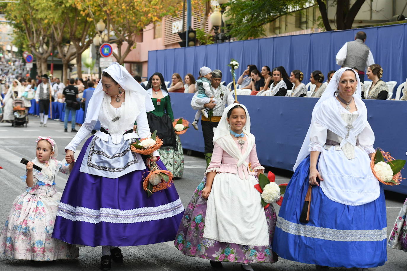 La Virgen del Remedio ya está cubierta de flores