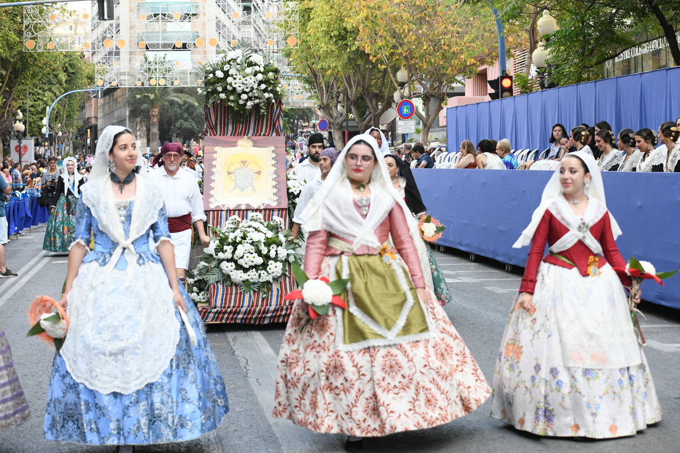 La Virgen del Remedio ya está cubierta de flores