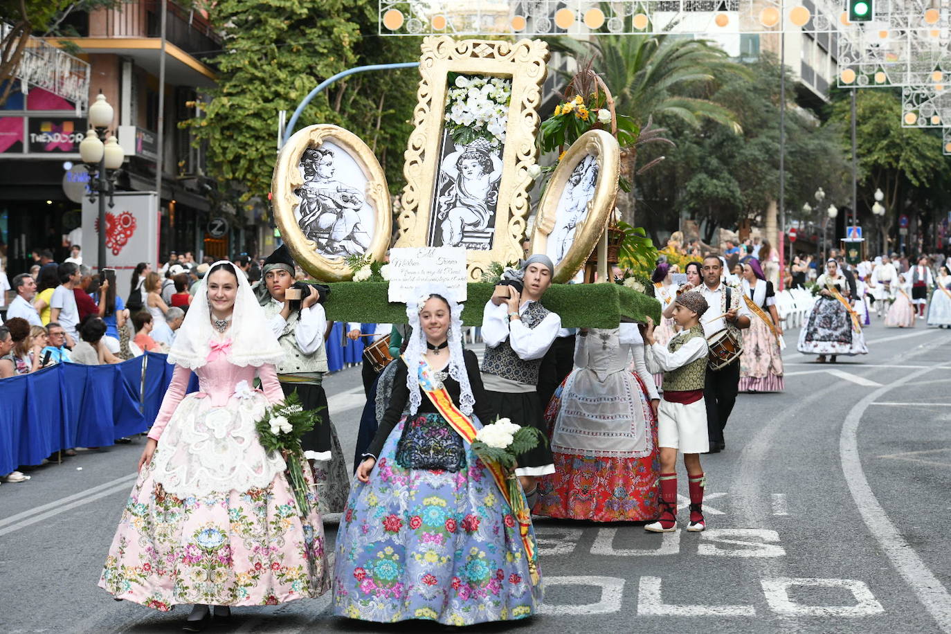 La Virgen del Remedio ya está cubierta de flores