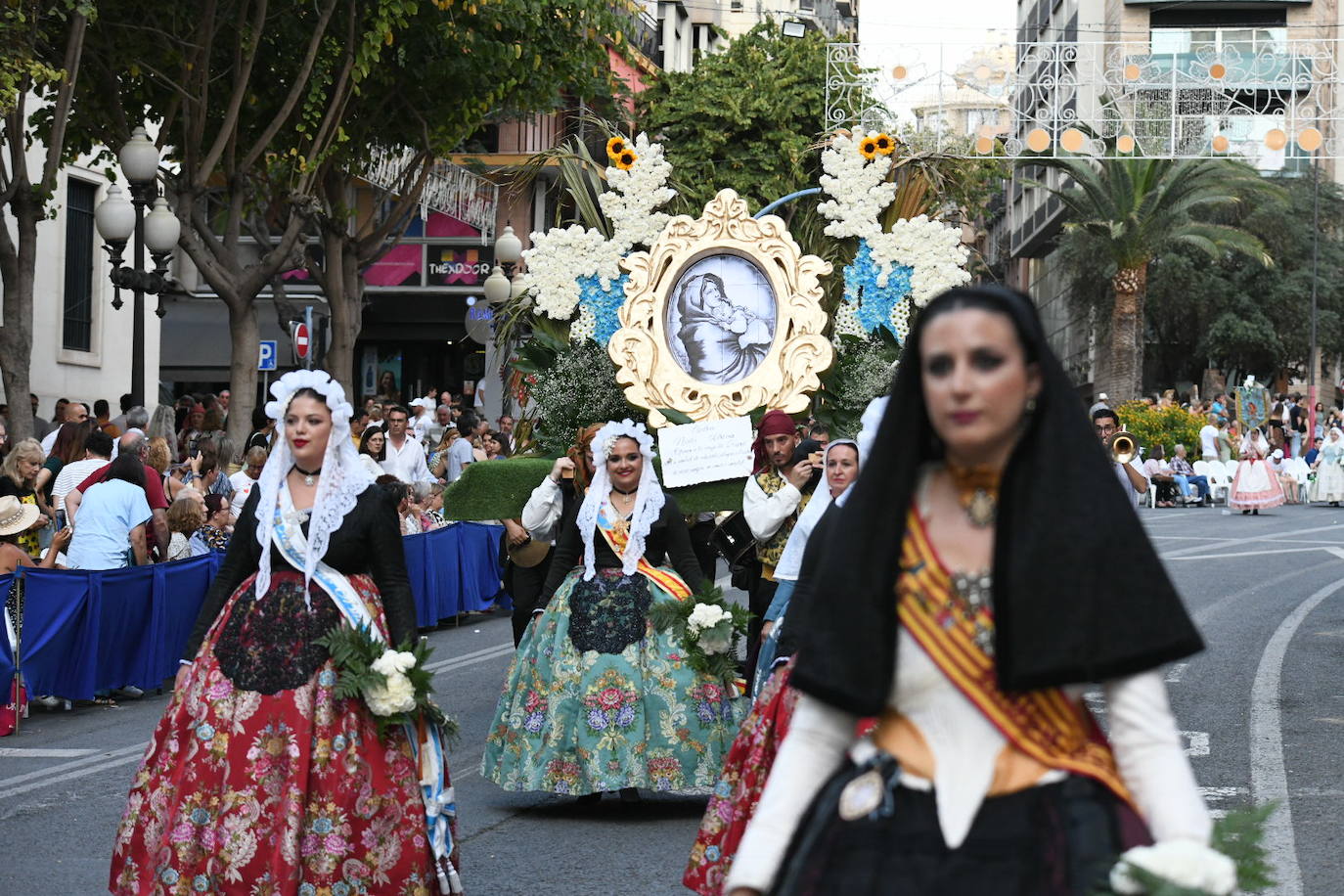 La Virgen del Remedio ya está cubierta de flores