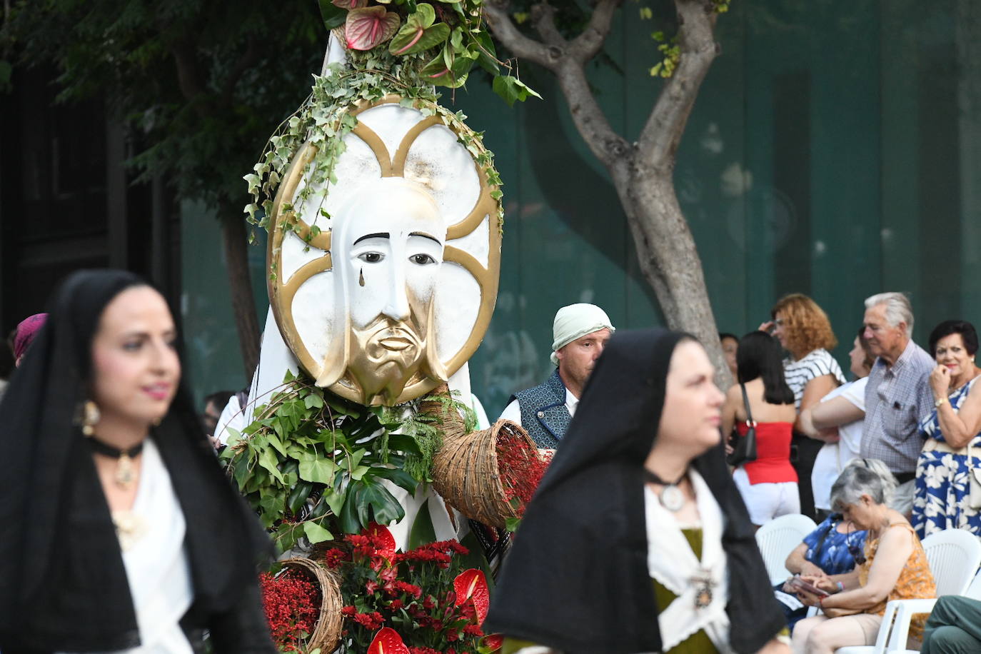 La Virgen del Remedio ya está cubierta de flores