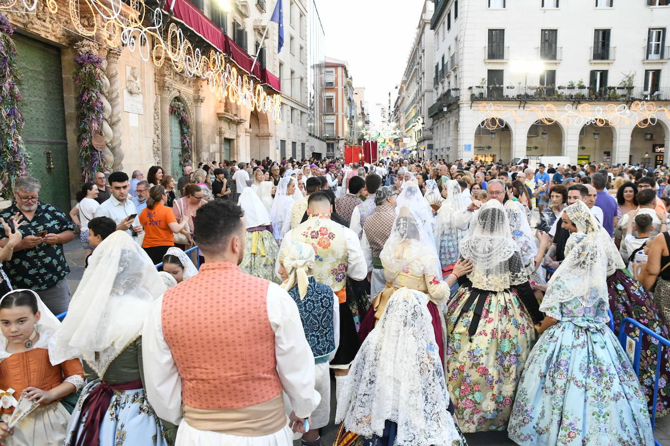 La Virgen del Remedio ya está cubierta de flores