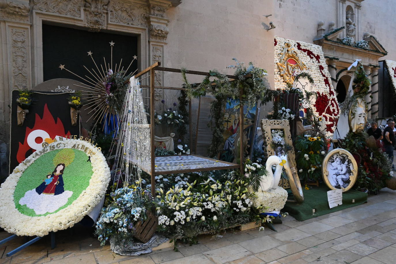 La Virgen del Remedio ya está cubierta de flores