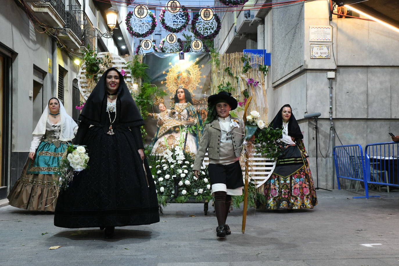 La Virgen del Remedio ya está cubierta de flores