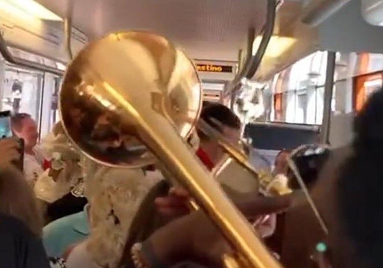 Un momento de la charanga de Nuevo Alicante en el Tram.