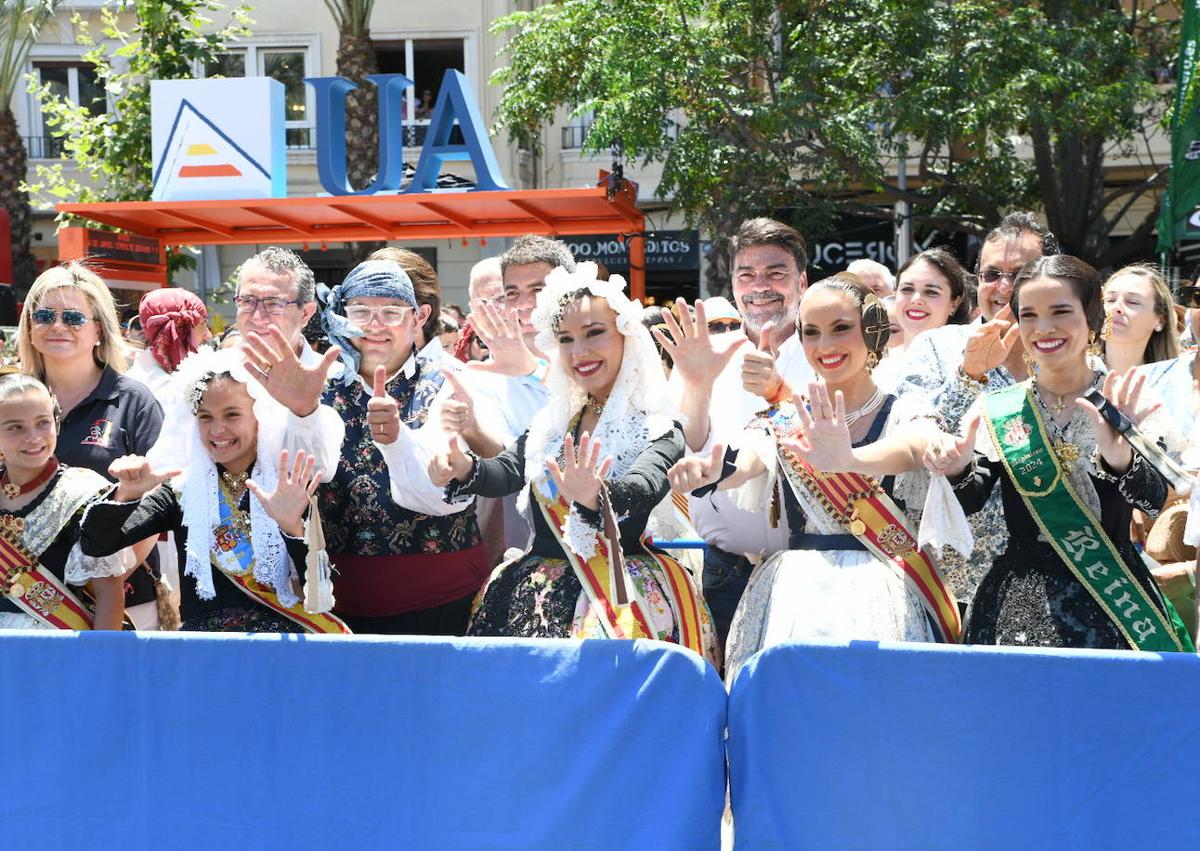 Imagen secundaria 1 - Primera jornada de mascletàs de las Hogueras 2024. 