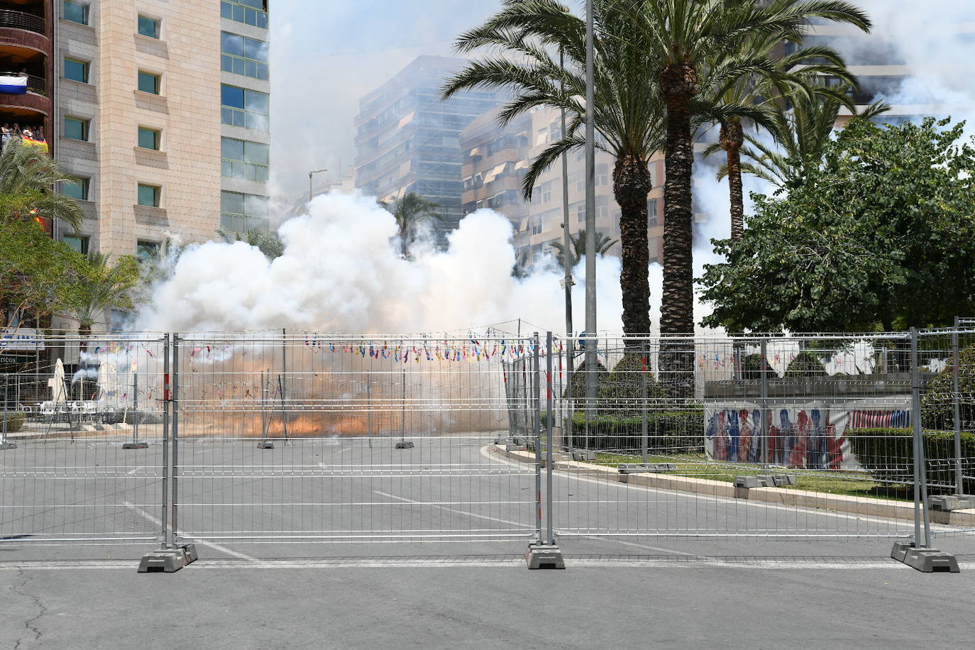 La espectácular mascletà del 23 de junio, foto a foto