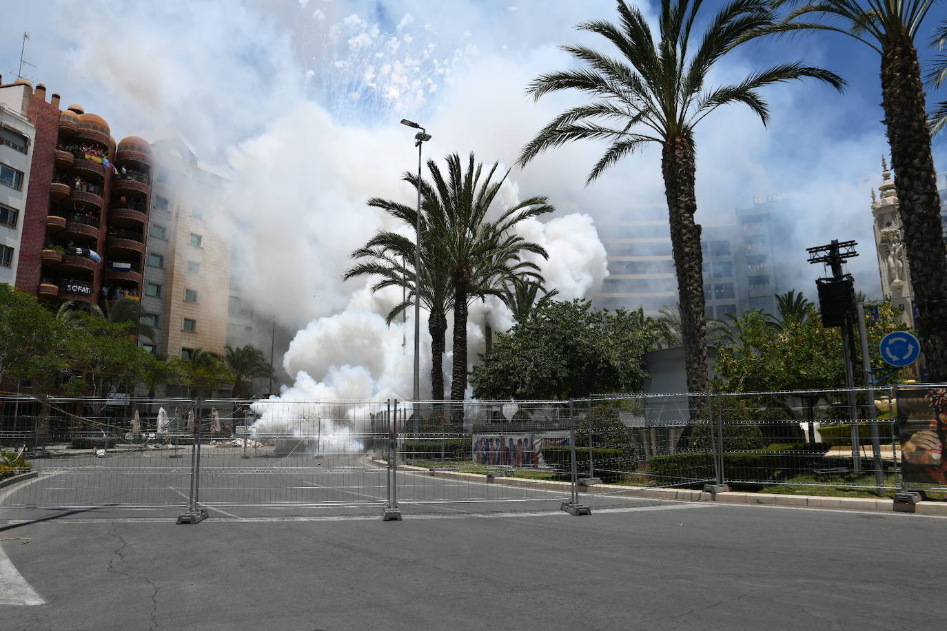 La espectácular mascletà del 23 de junio, foto a foto