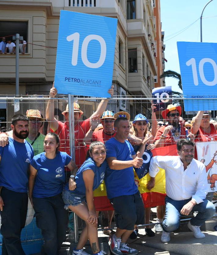 Imagen secundaria 2 - Primera jornada de mascletàs de las Hogueras 2024. 