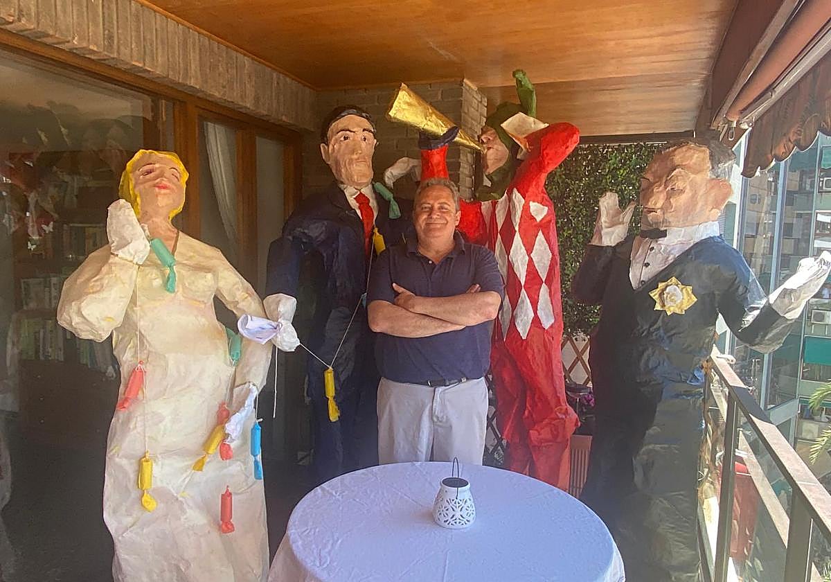 Andrés con los ninots de su hoguera casera.