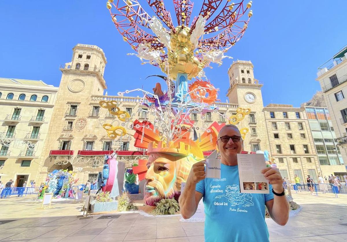 Pedro Espadero con su taza y revista de TodoAlicante bajo la hoguera oficial.