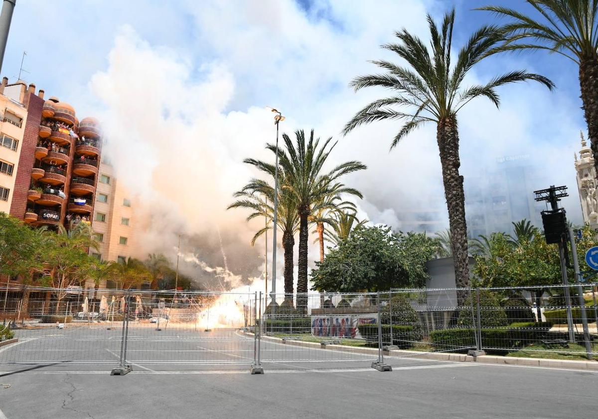 Imagen principal - Varios momentos de la mascletà de este 23 de junio.