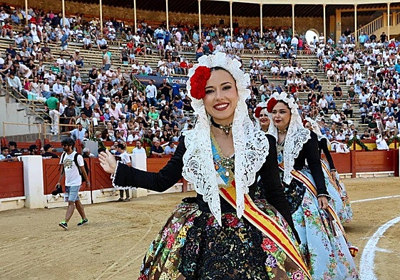 La bellea del foc, Alba Muñoz, y sus dames d'honor en la arena.