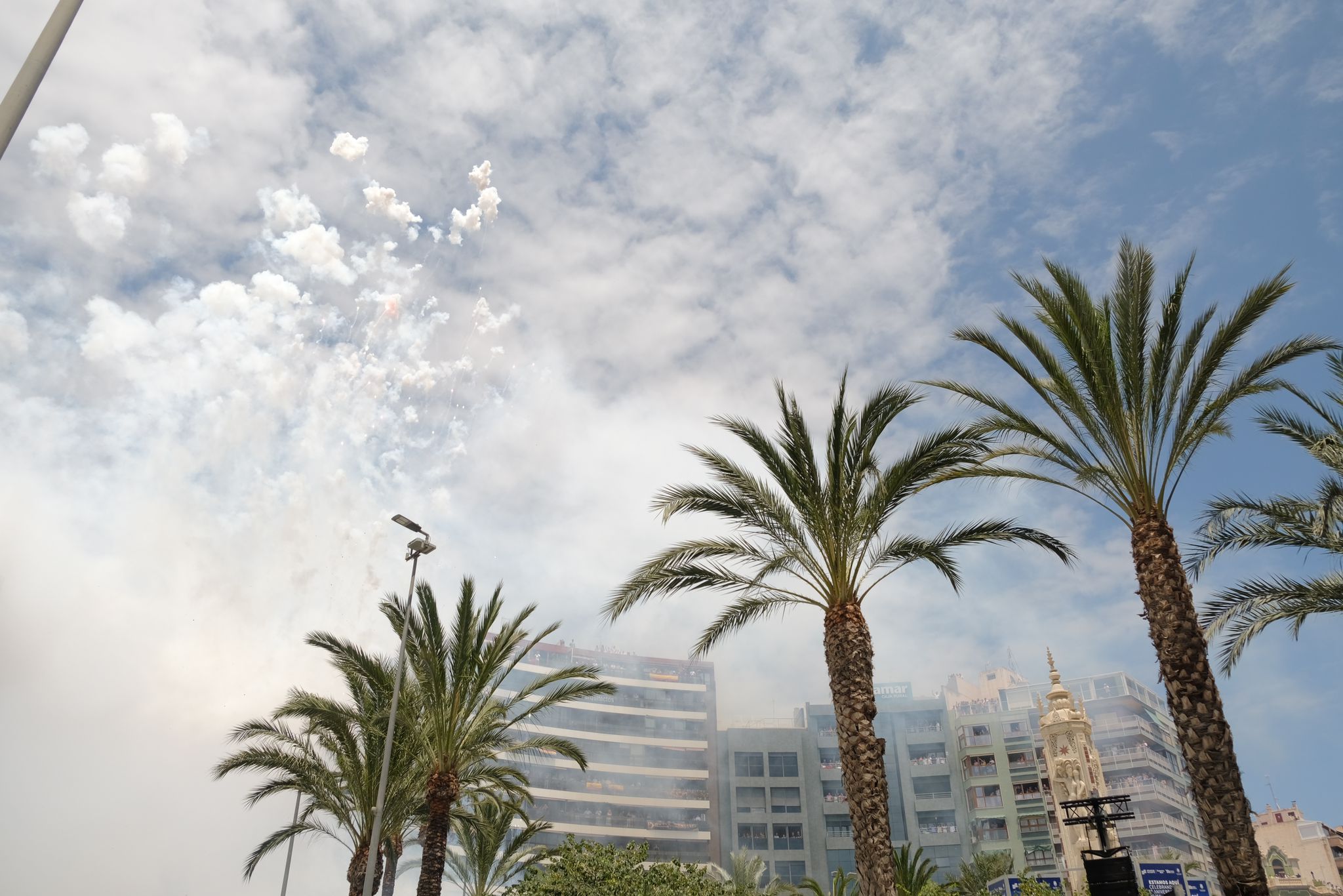 Así ha sido foto a foto la mascletà del 24 de junio