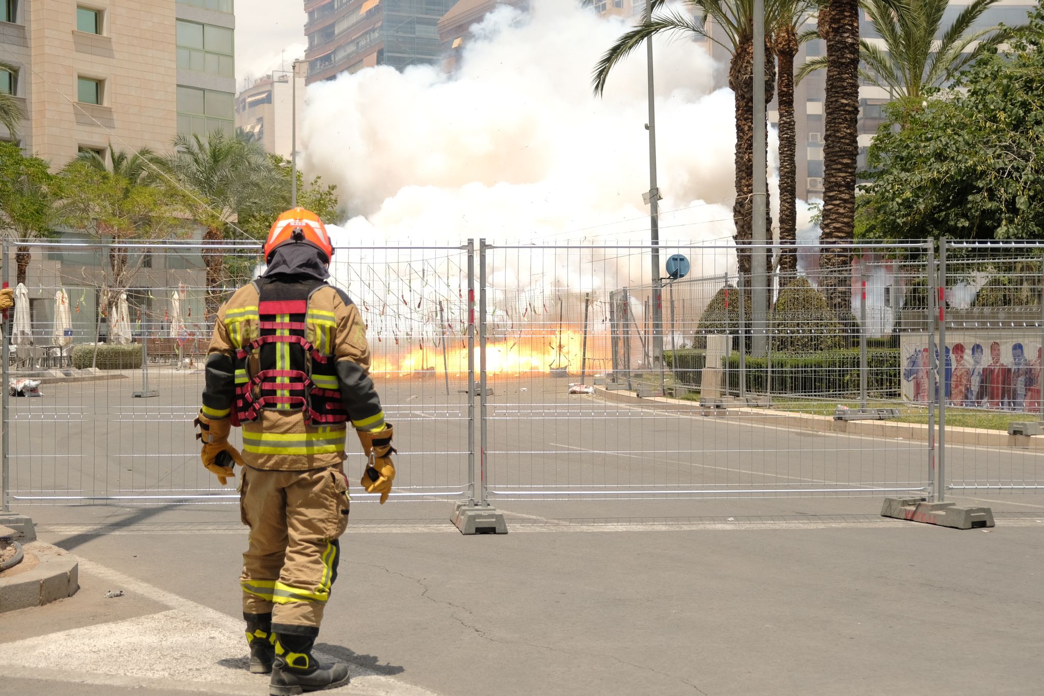 Así ha sido foto a foto la mascletà del 24 de junio