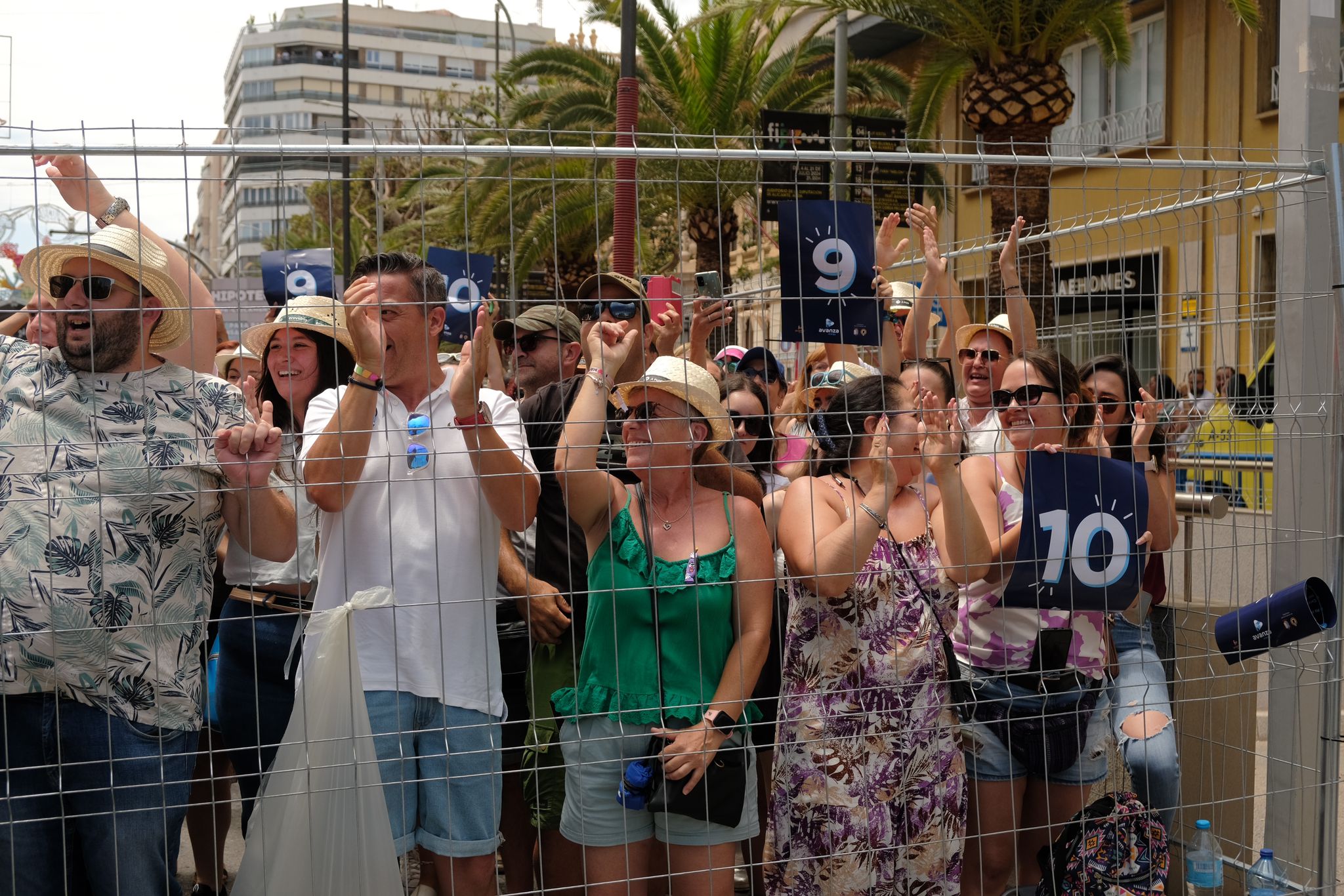 Así ha sido foto a foto la mascletà del 24 de junio