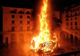Noche de la Cremà en la plaza del Ayuntamiento Alicante.