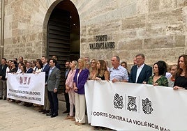 Minuto de silencio en Les Corts por una víctima de violencia de género.