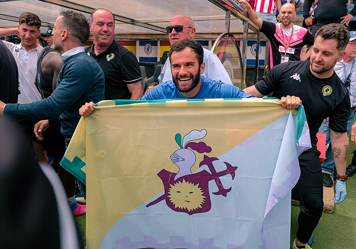 Candelas celebra el ascenso con la bandera de La Solana, su pueblo.