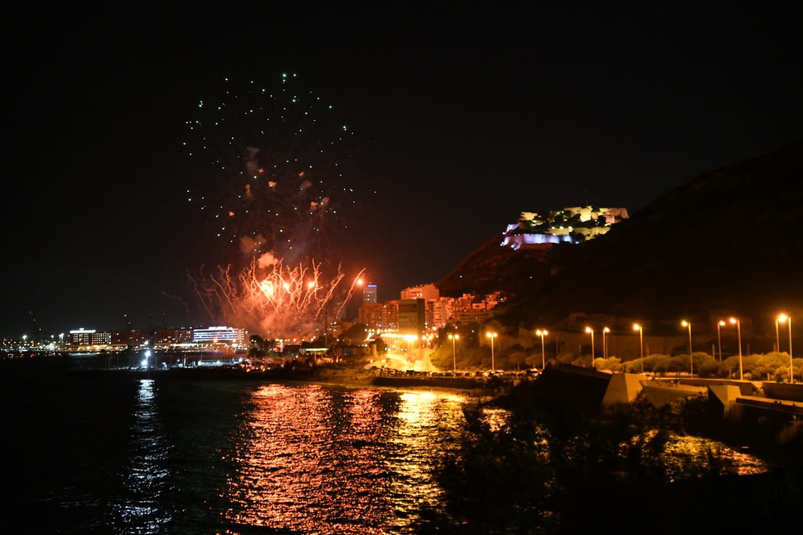 Alicante brilla a la luz de la pólvora en la primera noche de fuegos