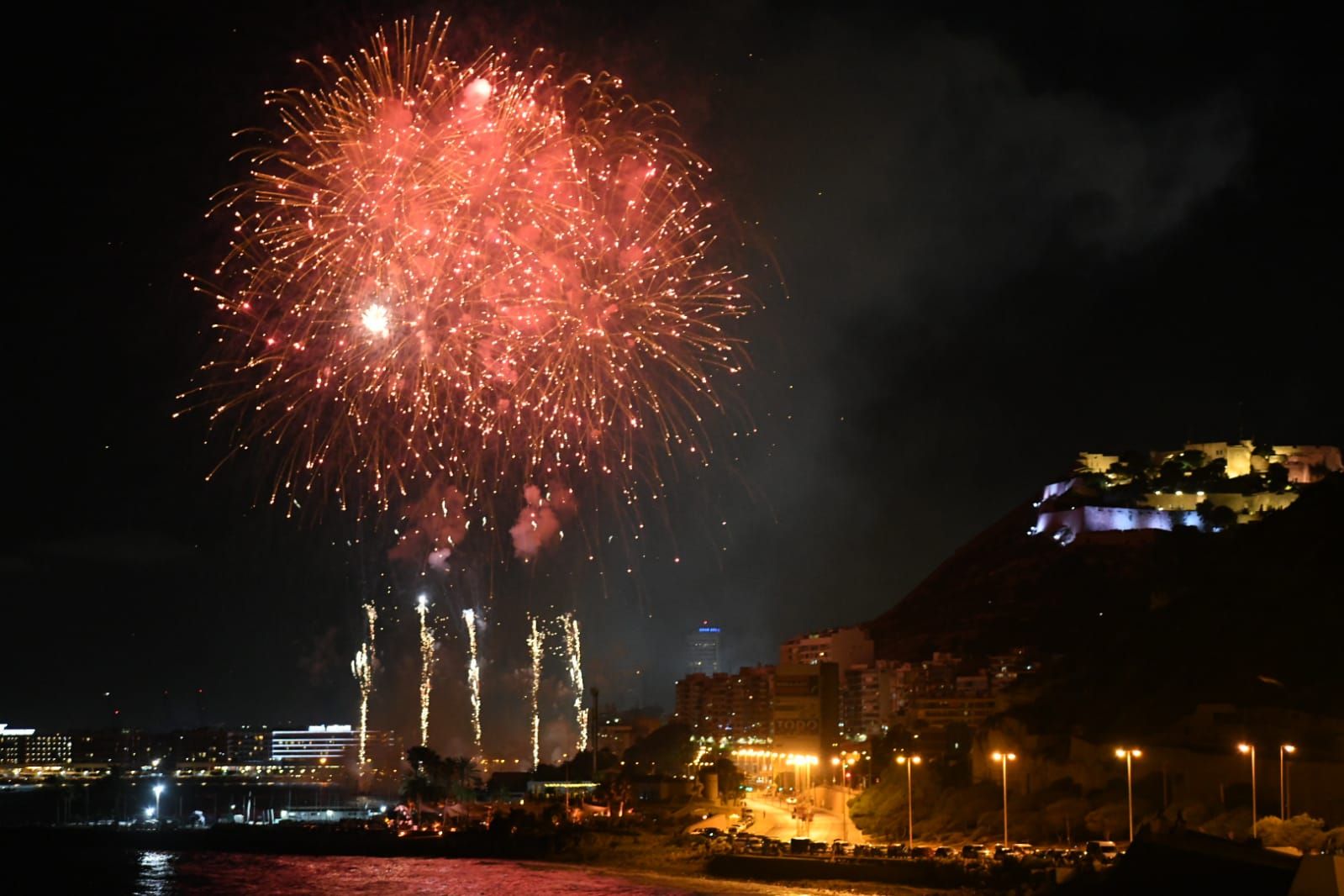 Alicante brilla a la luz de la pólvora en la primera noche de fuegos