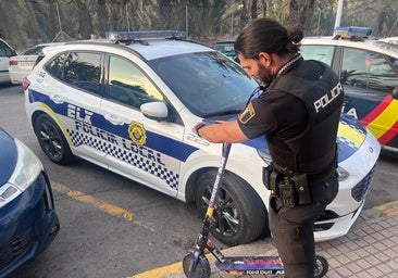 Sorprenden a dos menores cuando vendían un patinete robado de un centro comercial de Elche