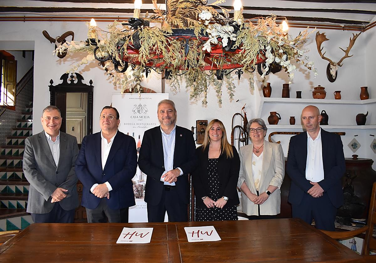 Firma del convenio entre la UMH y Casa Sicilia.