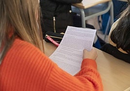 Alumna en un centro educativo de Alicante.