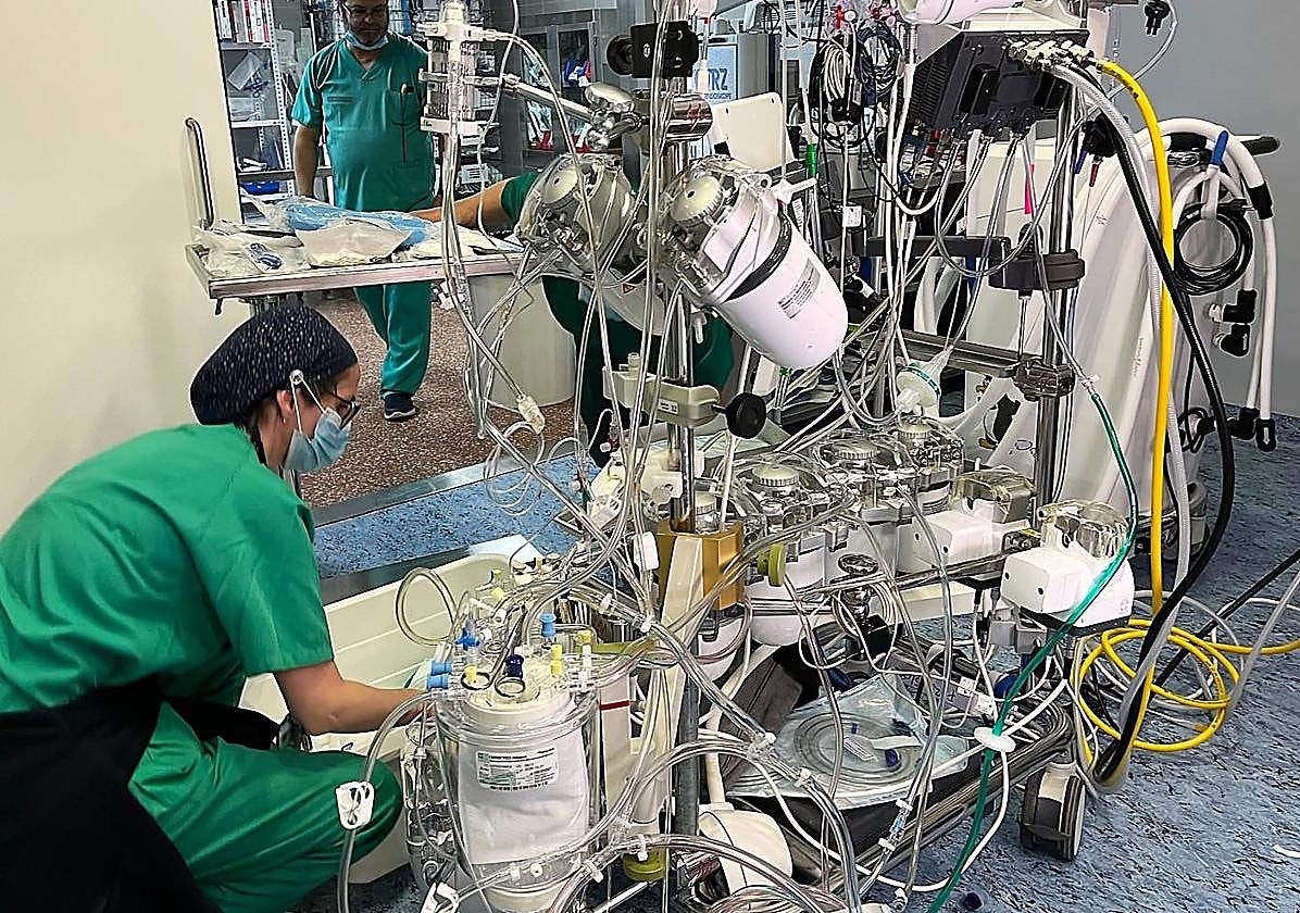 Imagen principal - 28 sanitarios y 48 horas para un trasplante histórico en Alicante