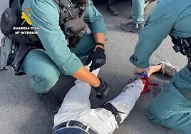 Agentes de la Usecic atienden al motorista herido.