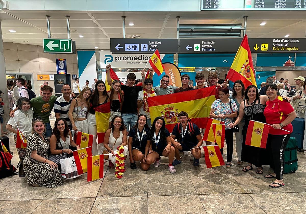 Calurosa bienvenida a los jóvenes alicantinos campeones de Europa en Remo de Mar y Beach Sprint.