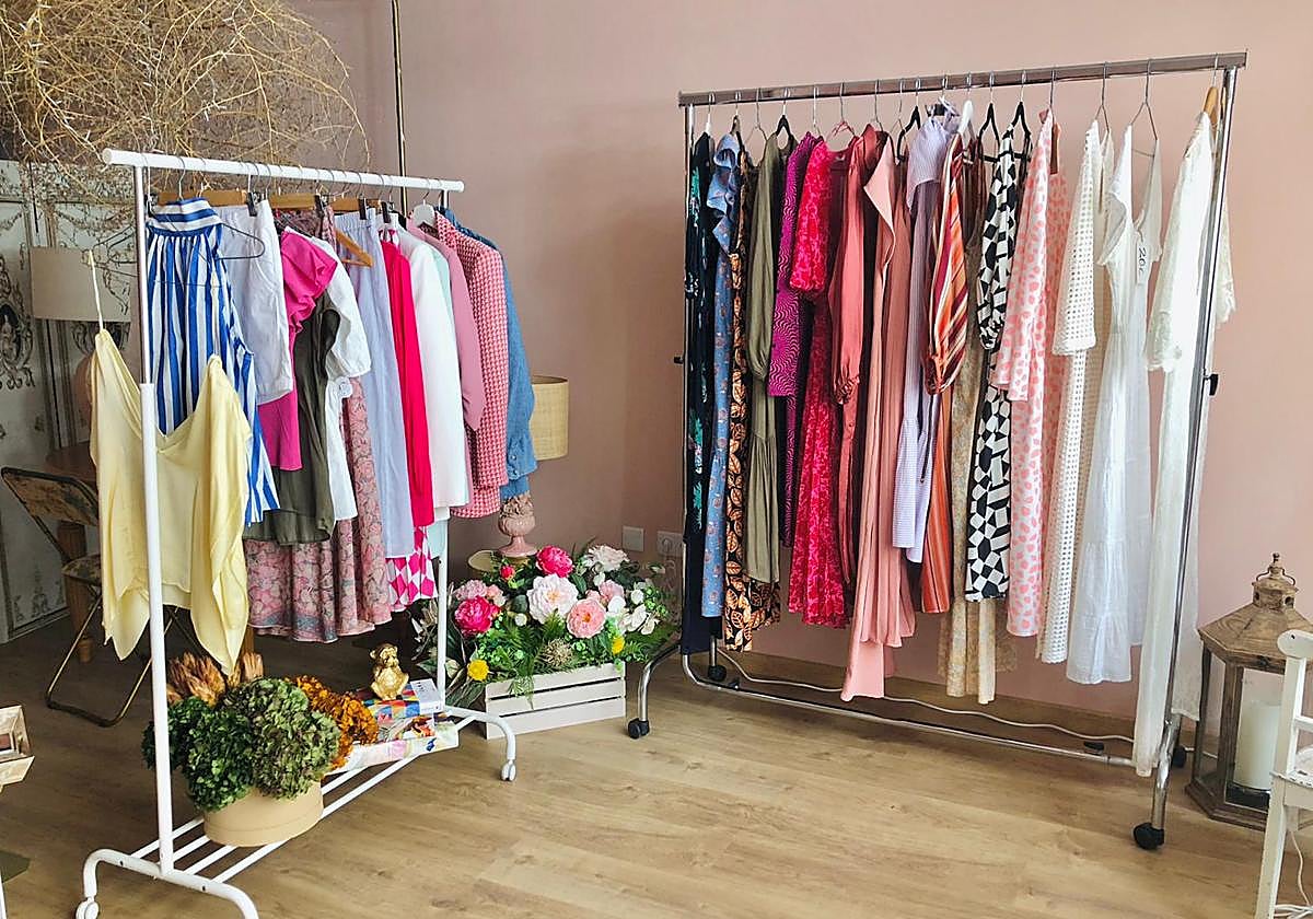 Algunas de las prendas a la venta para recaudar fondos a favor de Charlie.