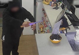 Uno de los asaltos, en los que los delincuentes amenazaron al empleado con un arma corta.