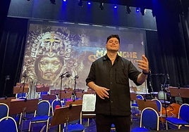 Manuel Jurado sobre el escenario de 'Malinche Symphonic' en Alicante.