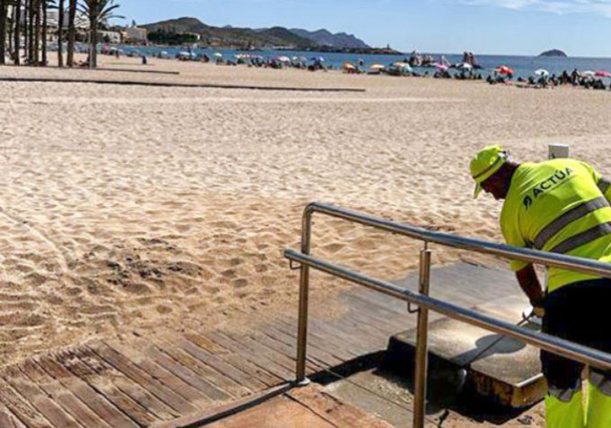 Imagen de un operario de la limpieza en la playa de La Vila Joiosa