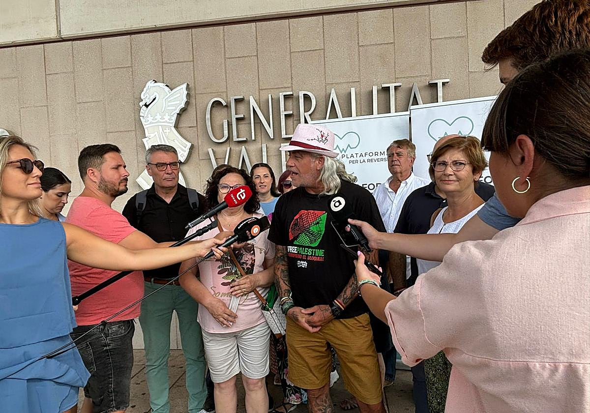 Miembros de la Plataforma contra la reversión del Vinalopó dan una rueda de prensa en la puerta del hospital .