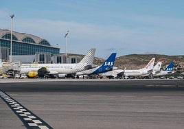 Aviones en la terminal del Aeropuerto Alicante-Elche.