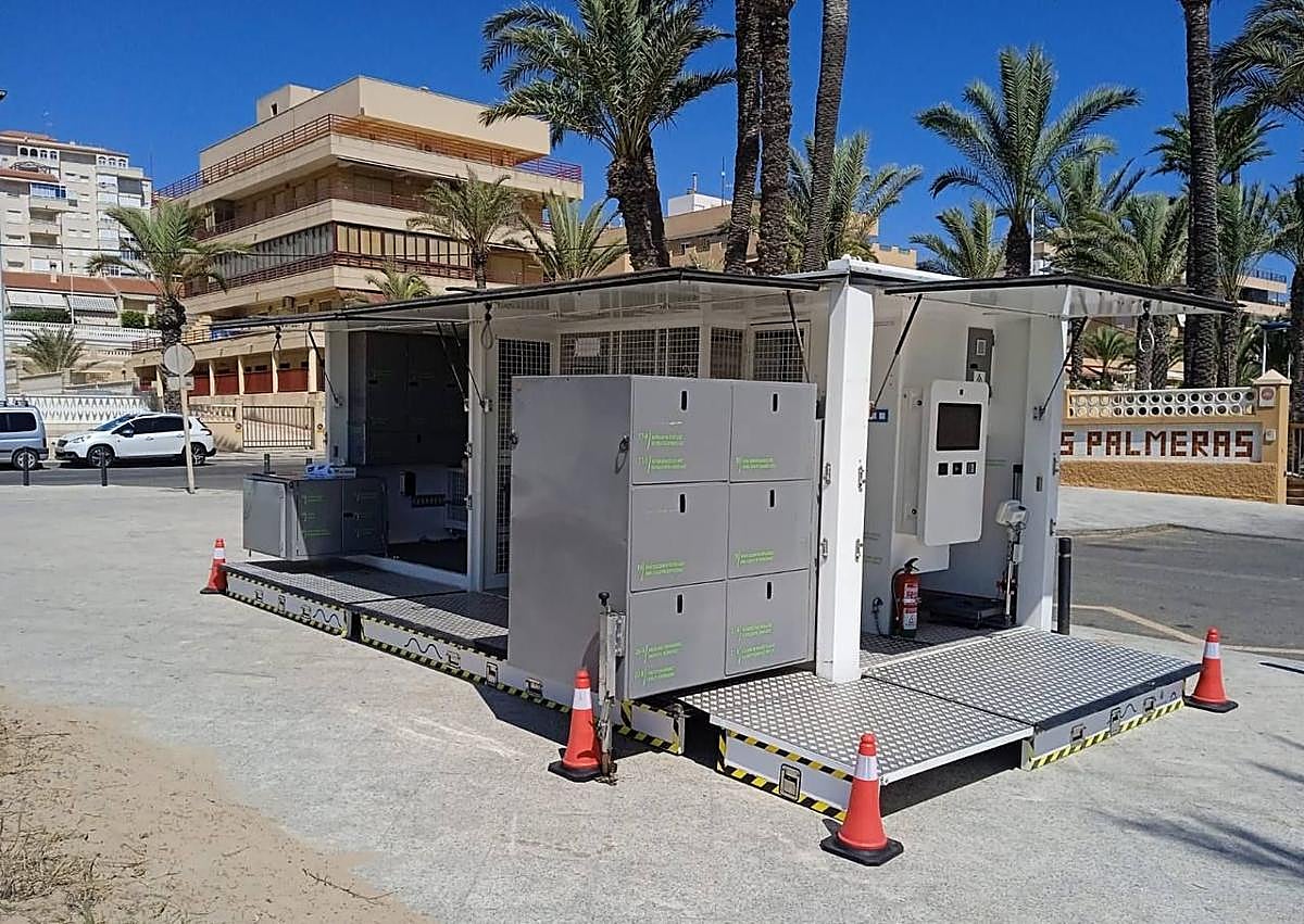 Imagen secundaria 1 - Arenales estrena este verano un punto limpio móvil informatizado