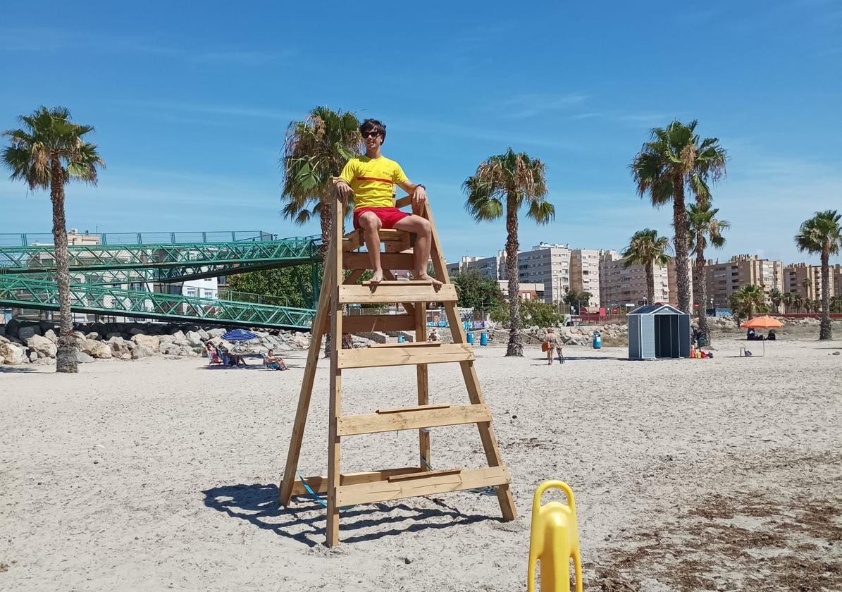 El socorrista en la nueva playa de Alicante San Gabriel-Benalúa.