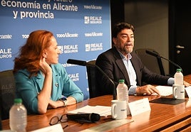 El alcalde Luis Barcala durante su intervención en el foro de este jueves, junto a la directora de TodoAlicante, Concha Pastor.