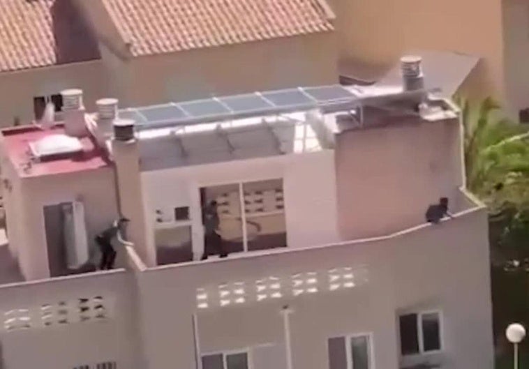 Los agentes consiguen acorralar al sospechoso en un ático.