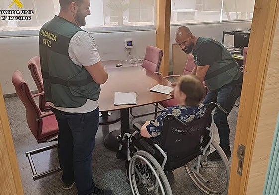 Agentes de la Guardia Civil junto a una de las víctimas.