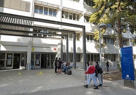 Acceso a la Facultad de Filosofía y Letras 1 de la UA, que cambiará su ascensor.