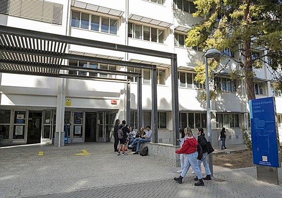 Acceso a la Facultad de Filosofía y Letras 1 de la UA, que cambiará su ascensor.