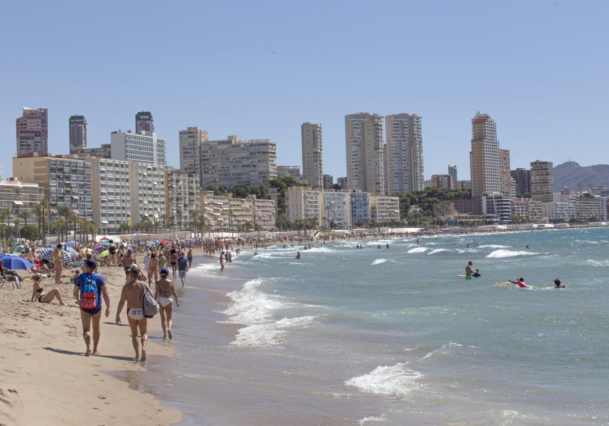 Imagen de archivo de la playa de Poniente de Benidorm.