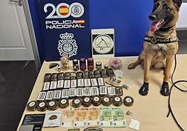 La perra 'Kata' junto a las sustancias estupefacientes decomisadas.