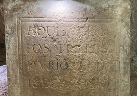 Lápida hallada en los trabajos de restauración.