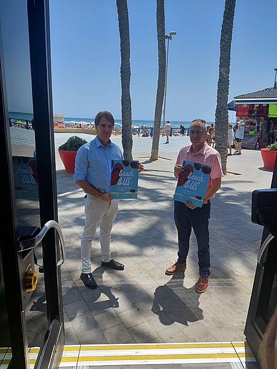 El concejal de Movilidad Urbana, Carlos de Juan, y el director de la empresa concesionaria Vectalia Mia, Juan Antonio Martí, con los carteles de 'Beach Bus'